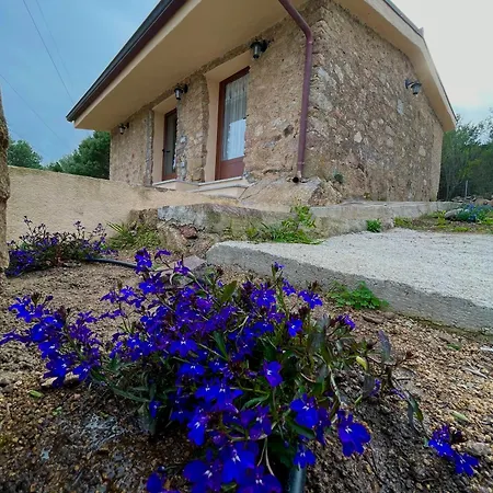 Domus De Janas Szálloda *