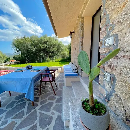 מלון Domus De Janas Lu Lioni